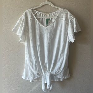 (NEVER WORN) Chic White Eyelet Sleeve Blouse